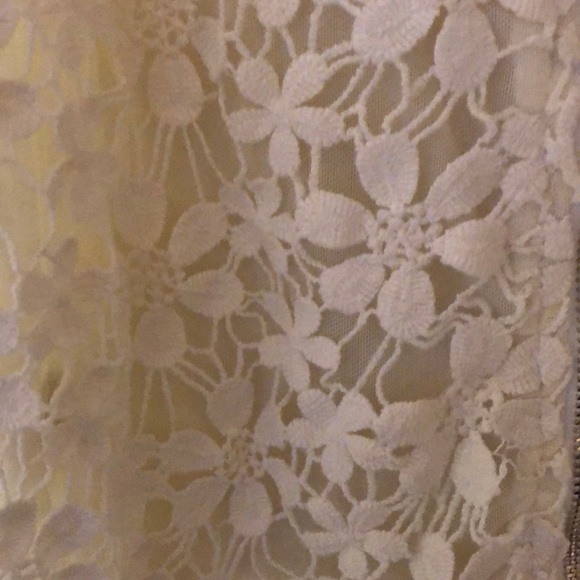 White lace tank top - Picture 3 of 3